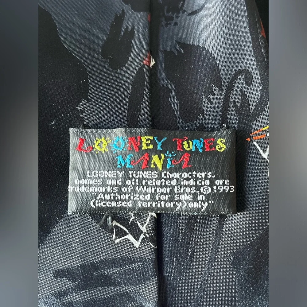 Vintage 1993 Looney Tunes Tie with basketball theme- Excellent condition!